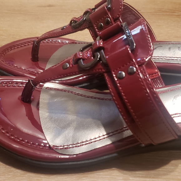 NWOT... Bluish/Red Sandaks.....size 7 - Picture 2 of 2